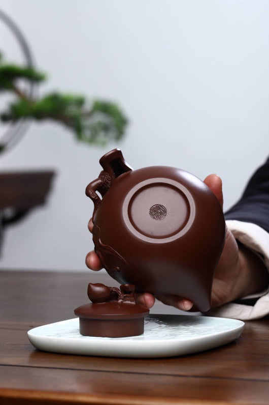 【圣桃】[玫瑰]黄龙山原矿老紫泥（泥料非常細，极其润）450Cc  （陈玉兰）国家级工艺美术师