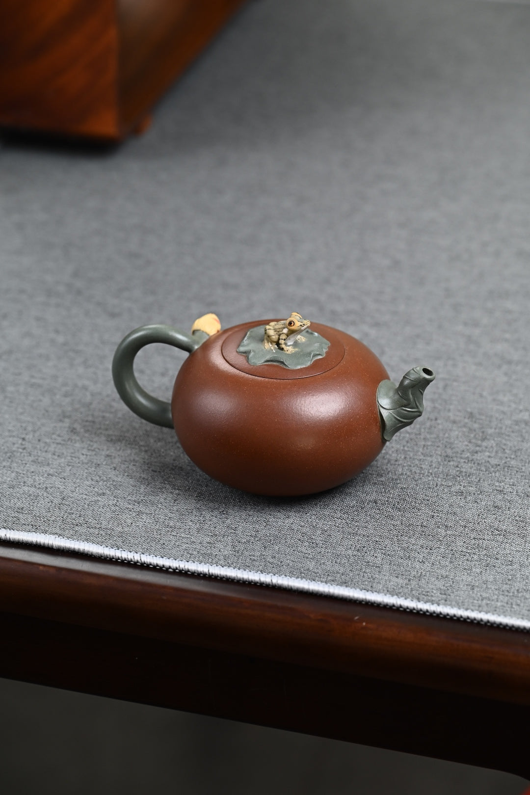 『蛙趣』一壶四杯 原矿紫泥·容量360cc·14孔出水·陈华军（国家级工艺美术师）