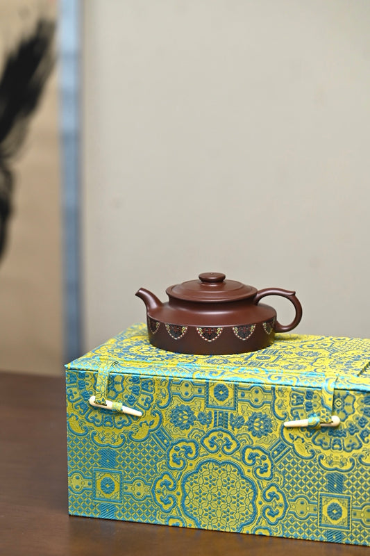 『古卣华亭』 一厂老紫泥·容量290cc·9孔出水·王岳龄·国家级正高级工艺美术师（双研高）