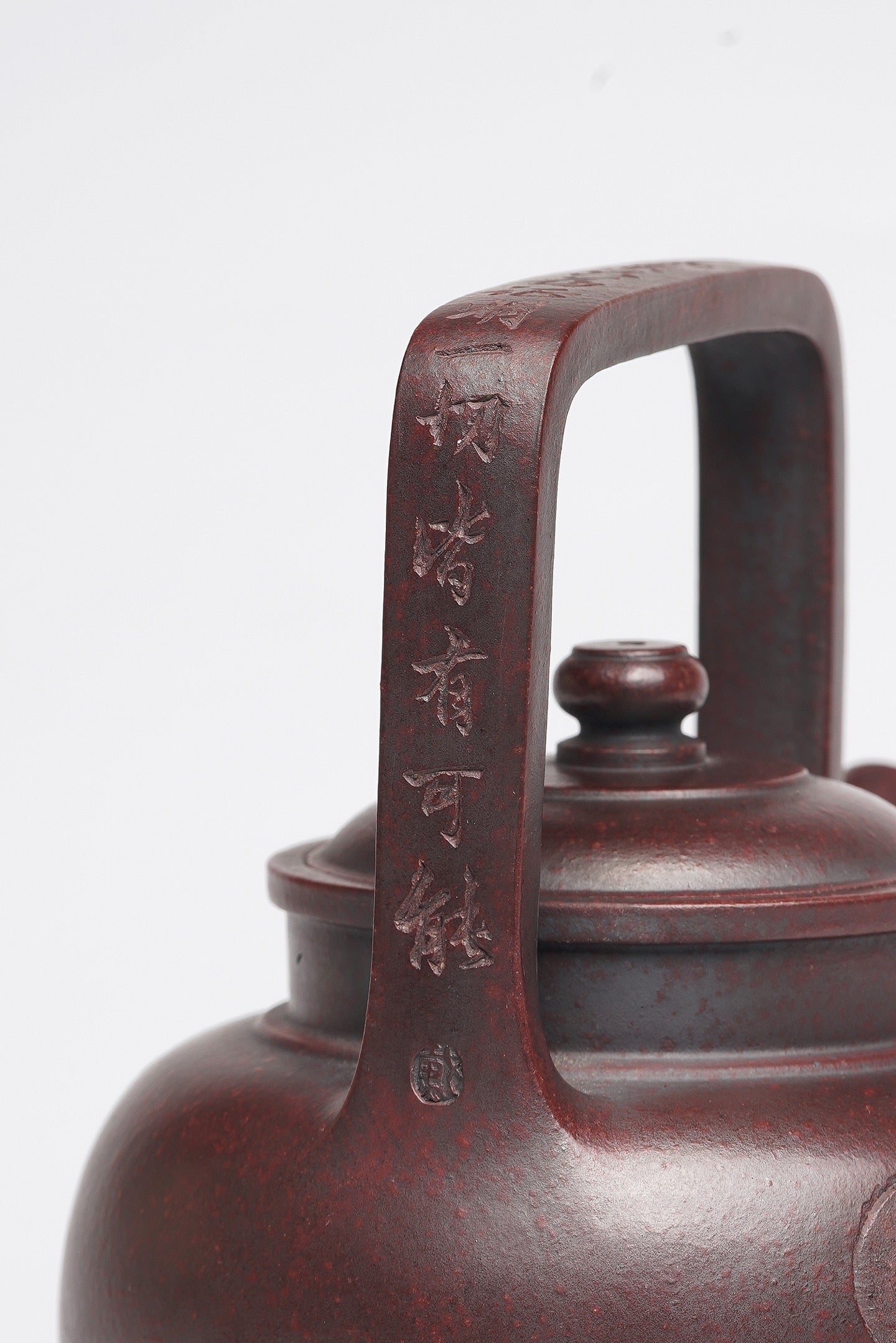 戴静波【壶名】莲瓣提梁 【泥料】极品鸣远金砂 【容量】390cc