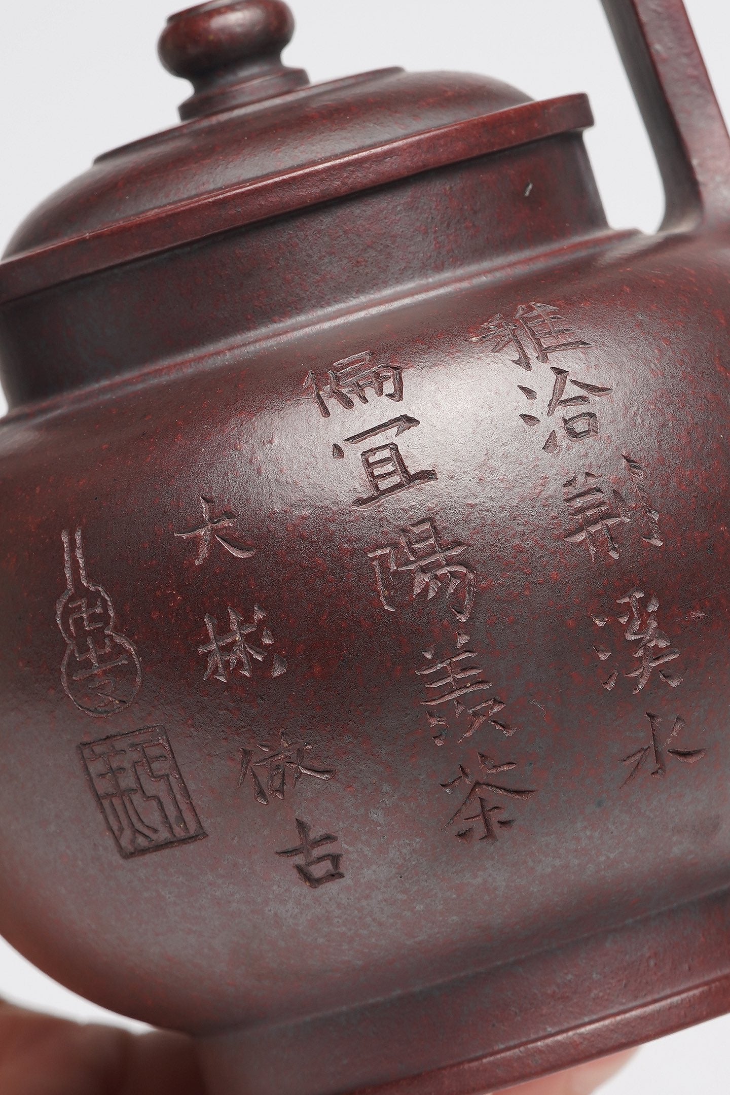 戴静波【壶名】莲瓣提梁 【泥料】极品鸣远金砂 【容量】390cc