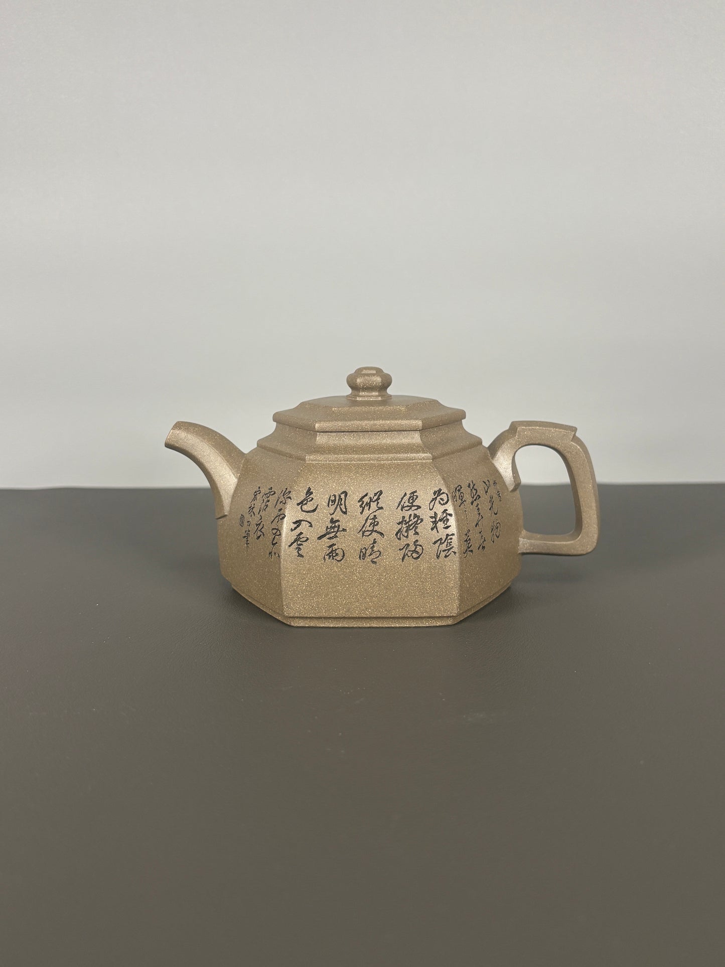 中国紫砂界当代陶刻山水巨匠·陈宏林大师精刻【六方古盉】潜力无限原矿优质青段泥·300cc