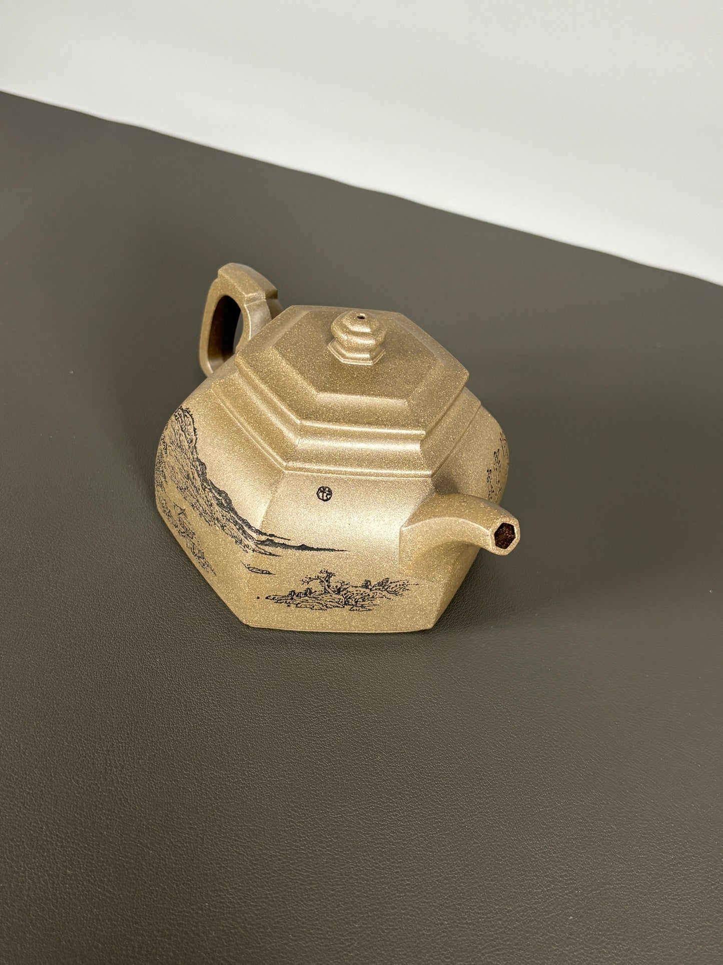 中国紫砂界当代陶刻山水巨匠·陈宏林大师精刻【六方古盉】潜力无限原矿优质青段泥·300cc