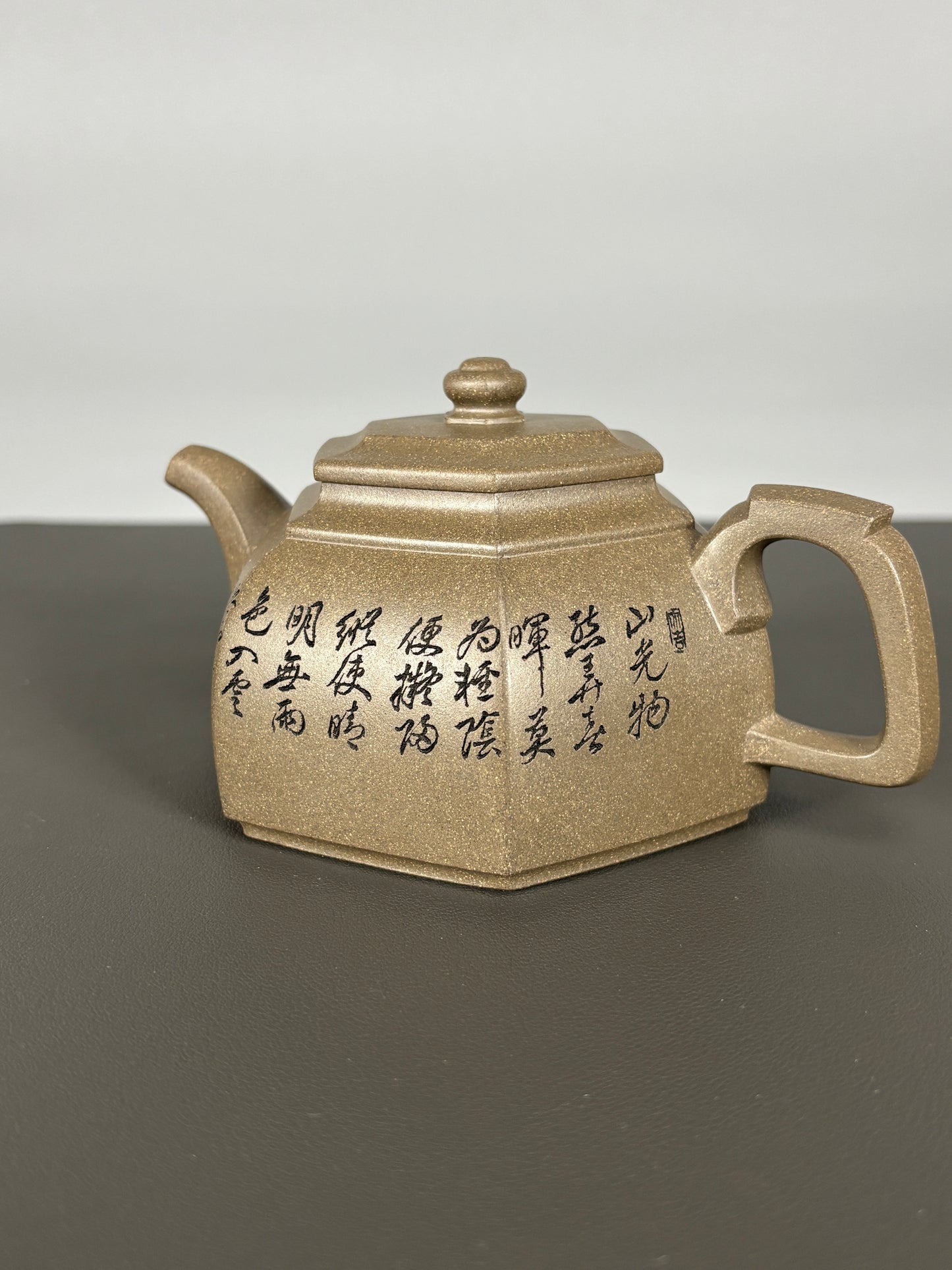 中国紫砂界当代陶刻山水巨匠·陈宏林大师精刻【六方古盉】潜力无限原矿优质青段泥·300cc