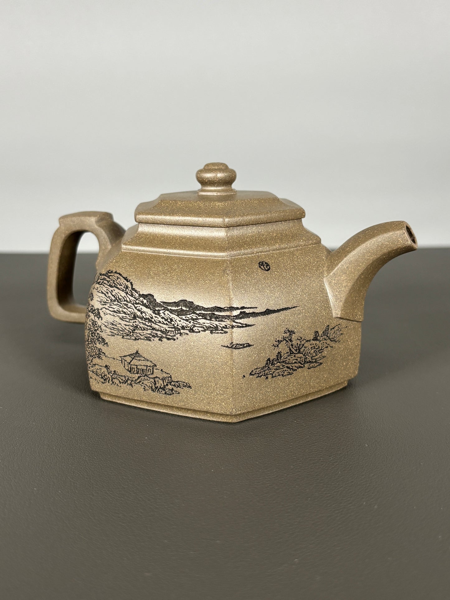 中国紫砂界当代陶刻山水巨匠·陈宏林大师精刻【六方古盉】潜力无限原矿优质青段泥·300cc