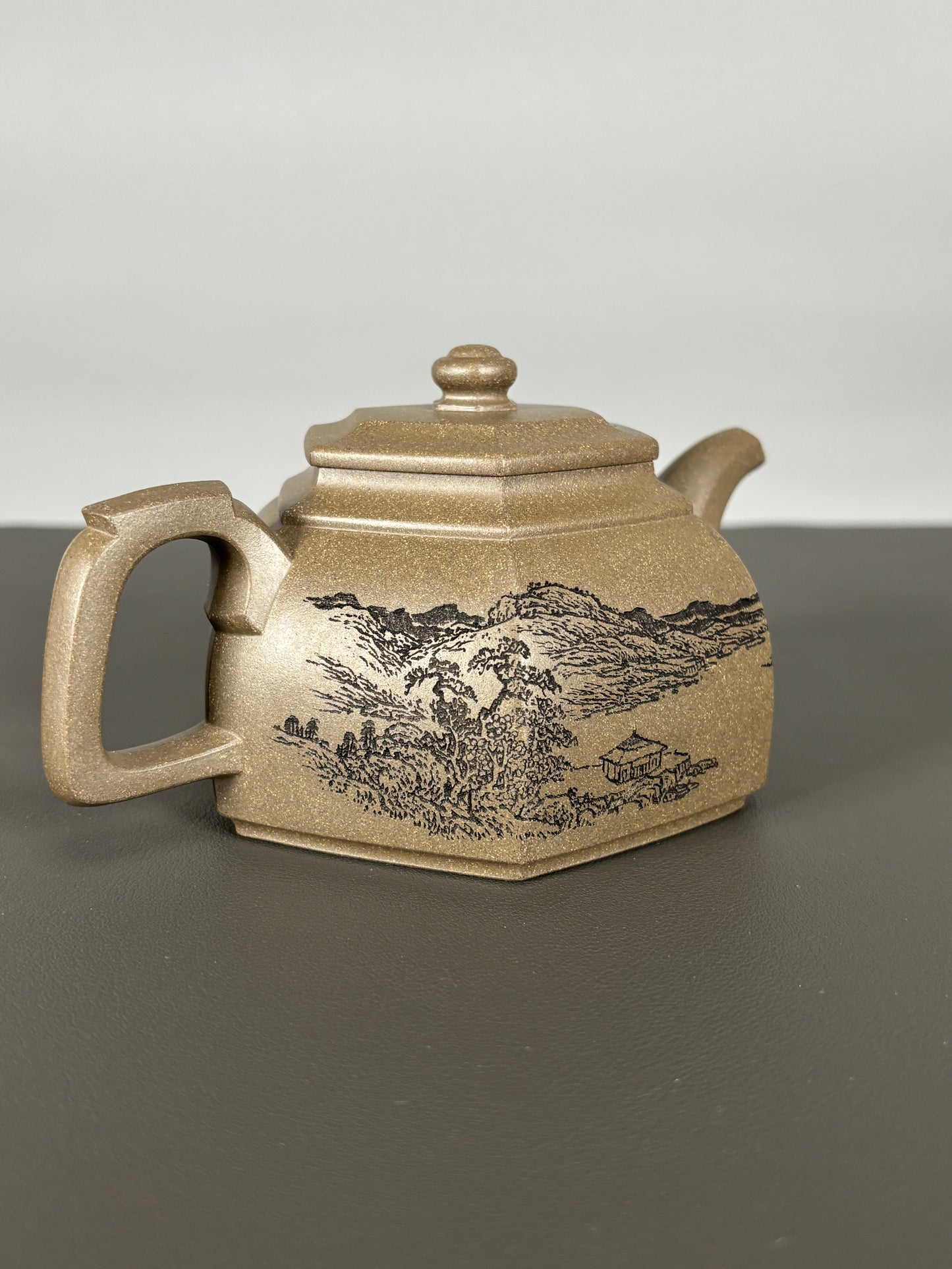 中国紫砂界当代陶刻山水巨匠·陈宏林大师精刻【六方古盉】潜力无限原矿优质青段泥·300cc