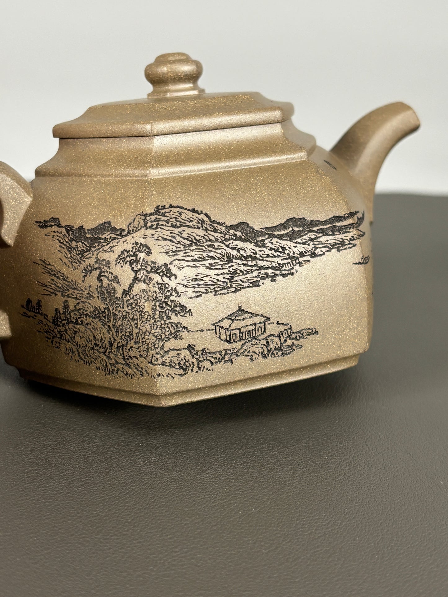 中国紫砂界当代陶刻山水巨匠·陈宏林大师精刻【六方古盉】潜力无限原矿优质青段泥·300cc