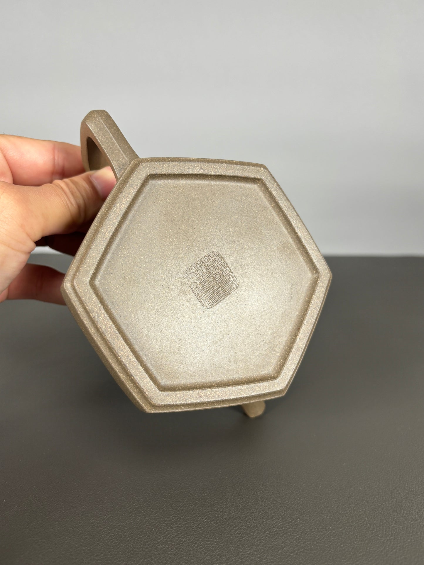 中国紫砂界当代陶刻山水巨匠·陈宏林大师精刻【六方古盉】潜力无限原矿优质青段泥·300cc