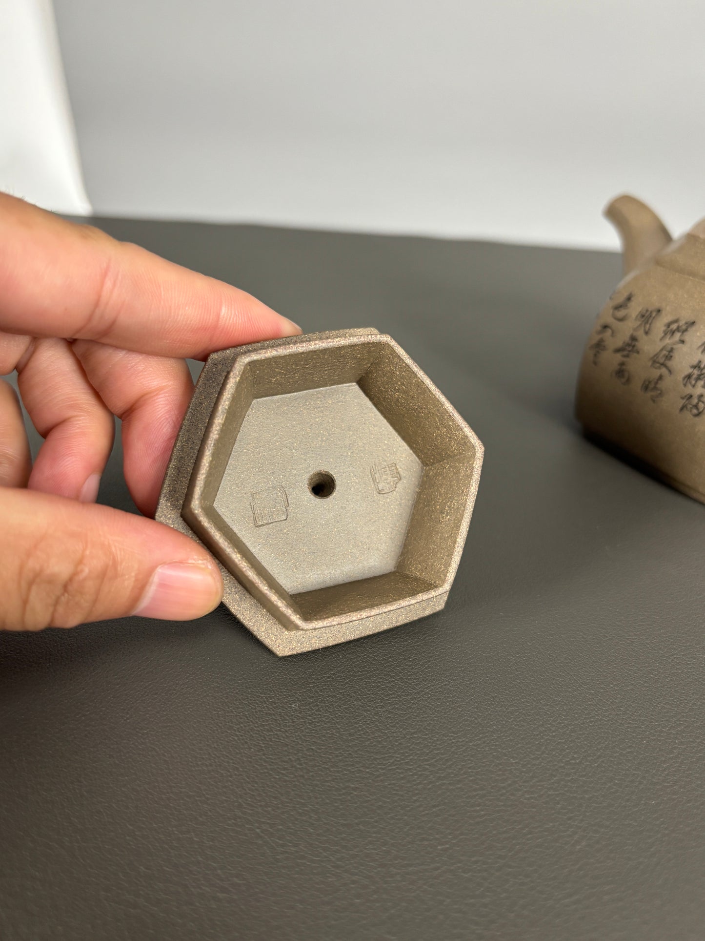 中国紫砂界当代陶刻山水巨匠·陈宏林大师精刻【六方古盉】潜力无限原矿优质青段泥·300cc