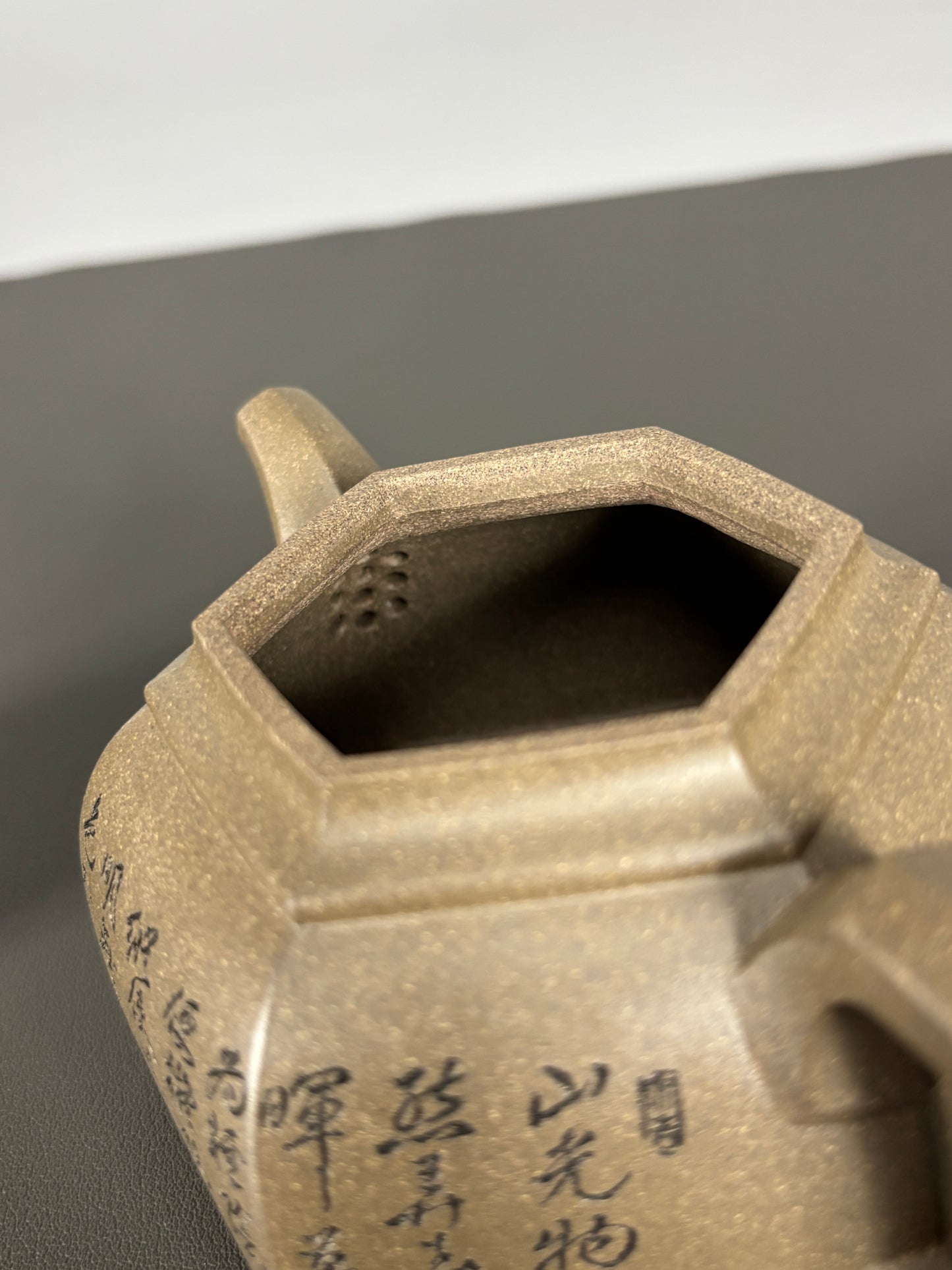 中国紫砂界当代陶刻山水巨匠·陈宏林大师精刻【六方古盉】潜力无限原矿优质青段泥·300cc