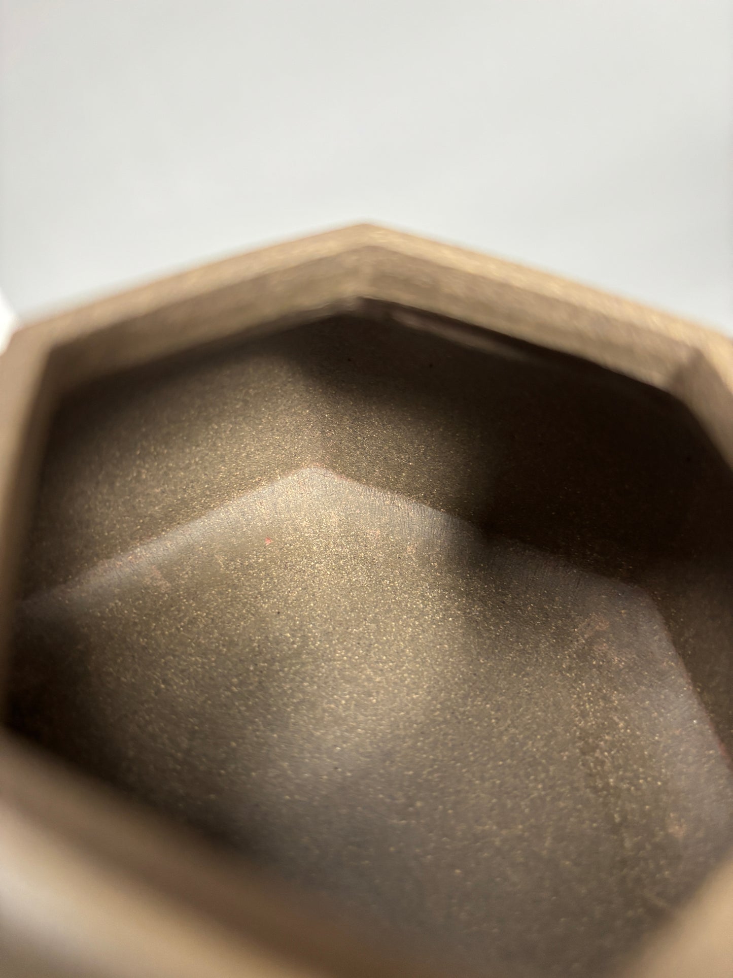 中国紫砂界当代陶刻山水巨匠·陈宏林大师精刻【六方古盉】潜力无限原矿优质青段泥·300cc