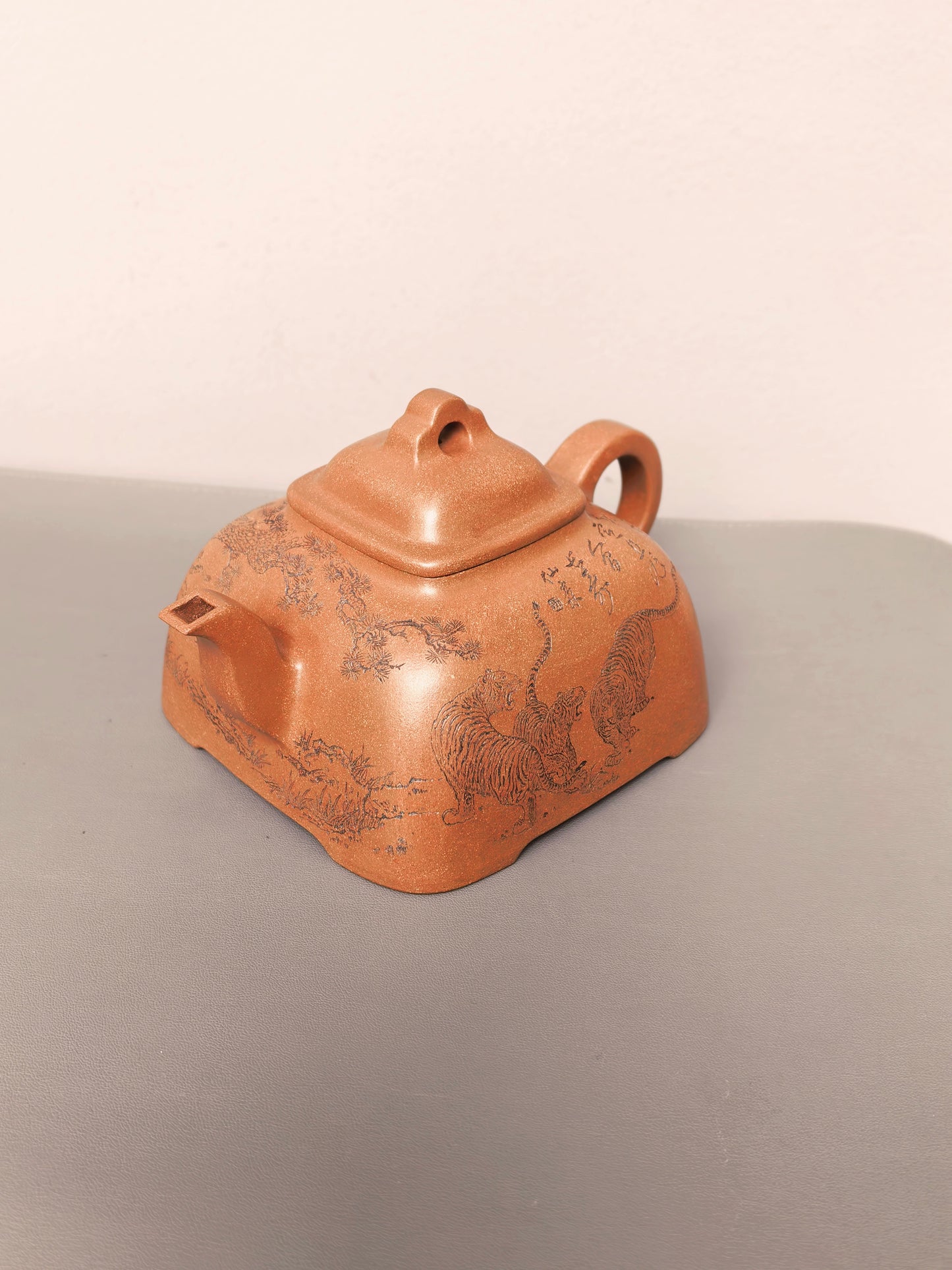 中国紫砂界陶刻巨匠·陈宏林大师精刻稀有五虎【大弧菱壶】潜力无限·极具收藏价值