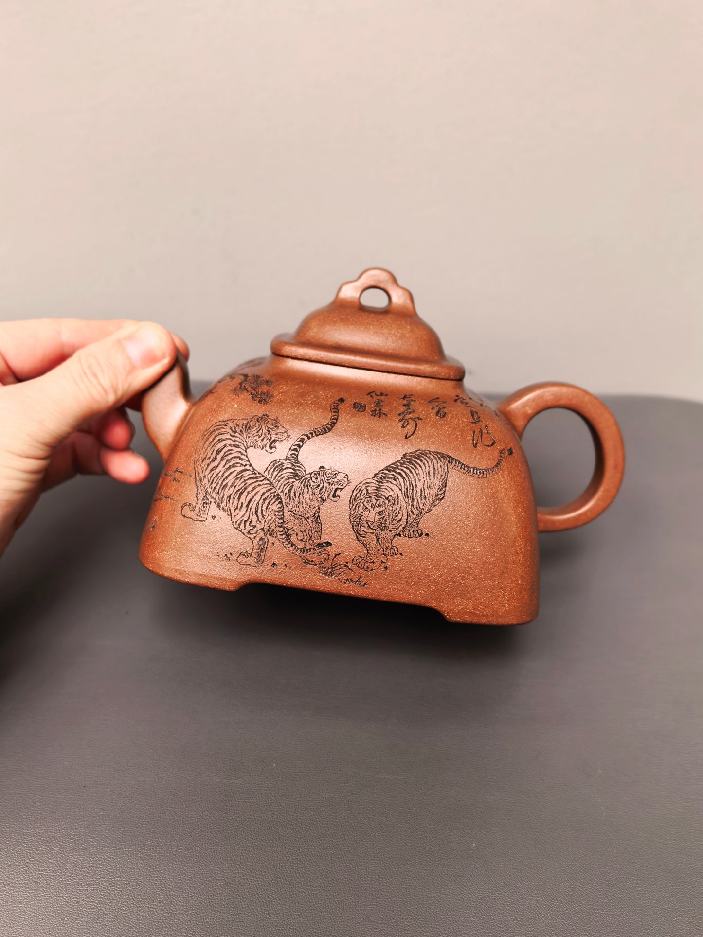 中国紫砂界陶刻巨匠·陈宏林大师精刻稀有五虎【大弧菱壶】潜力无限·极具收藏价值