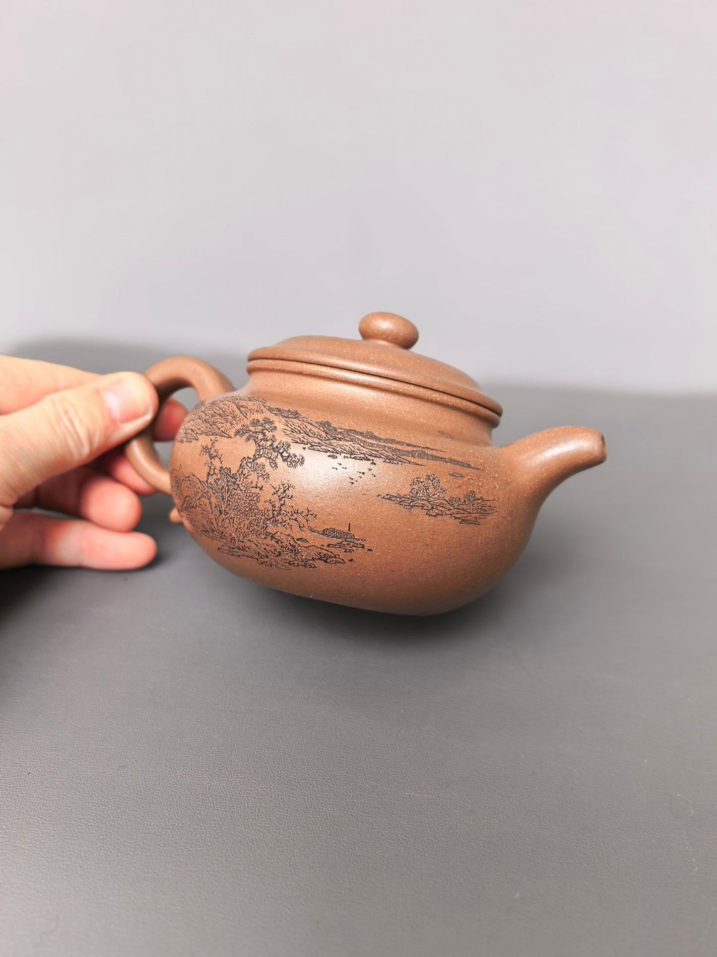 重器收藏·中国紫砂界山水陶刻巨匠·陈宏林大师精刻【仿古壶】潜力无限·极具收藏价值