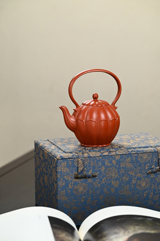 『莲花提梁』 原矿朱泥·容量280cc·19孔出水·黄自英（研究员级高级工艺美术师）