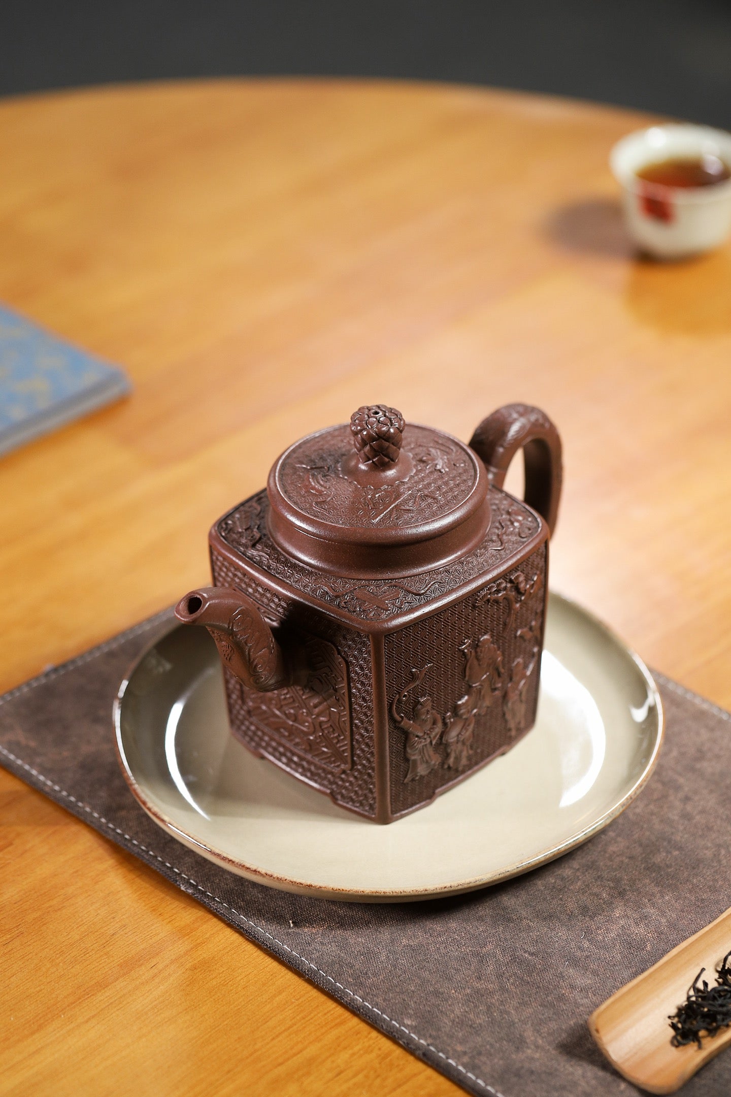 重器推荐《金鼎四方》 泥料：老紫泥 容量：680cc 陈小听（当代壶艺泰斗、从艺68年）