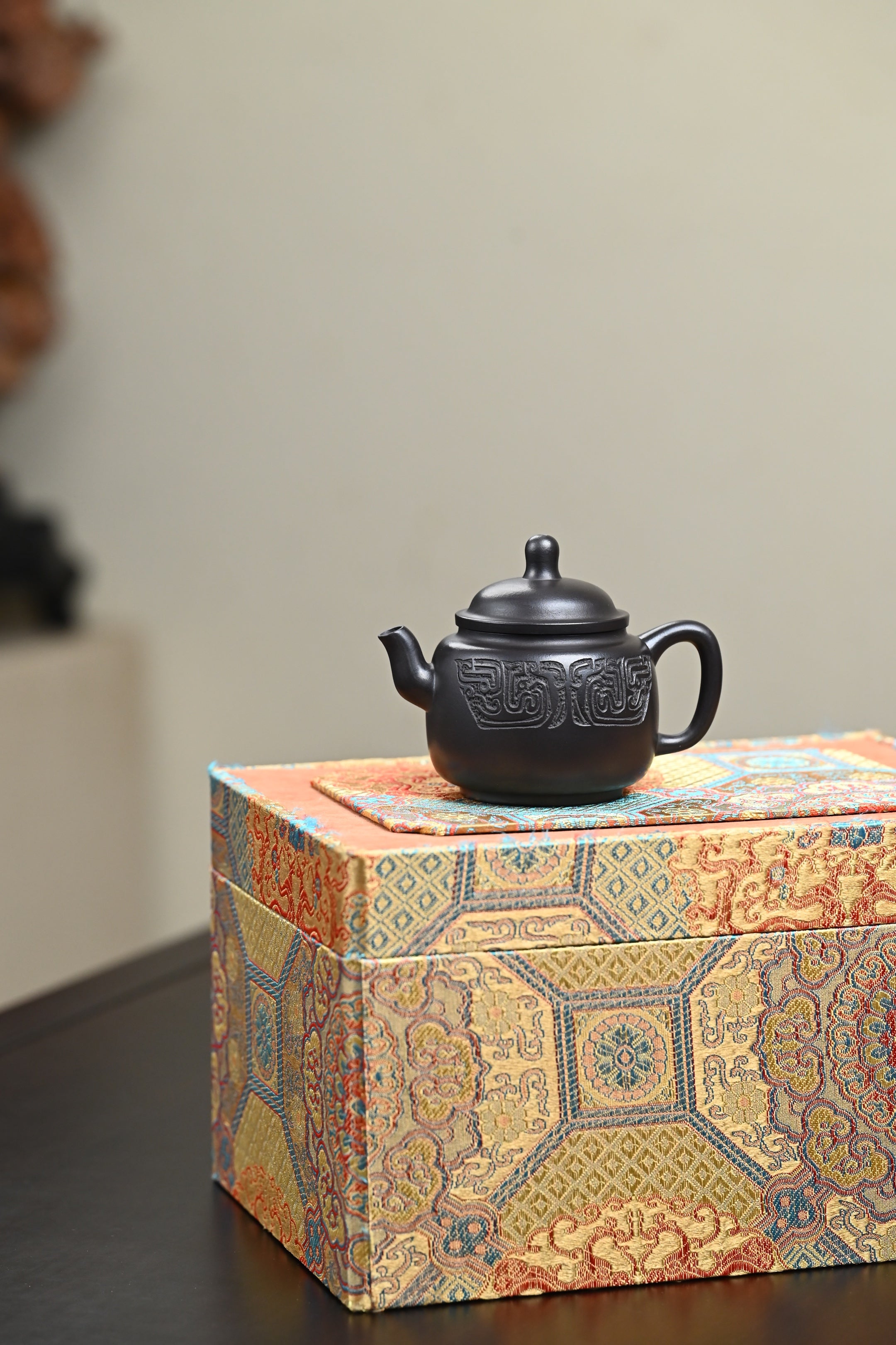 『宫灯』 石黄·容量150cc·7孔出水·内推·秦国萍（国家级高级工艺美术师）