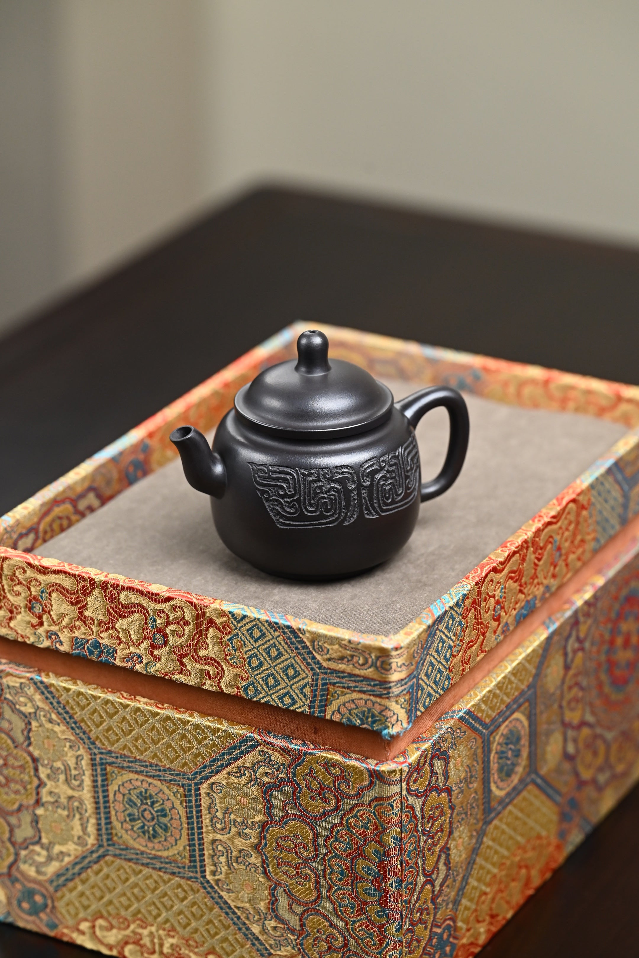 『宫灯』 石黄·容量150cc·7孔出水·内推·秦国萍（国家级高级工艺美术师）