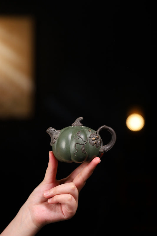 【南瓜壶】 制壶：范俊华（国家级工艺美术师） 泥料：原矿绿泥 容量：170cc