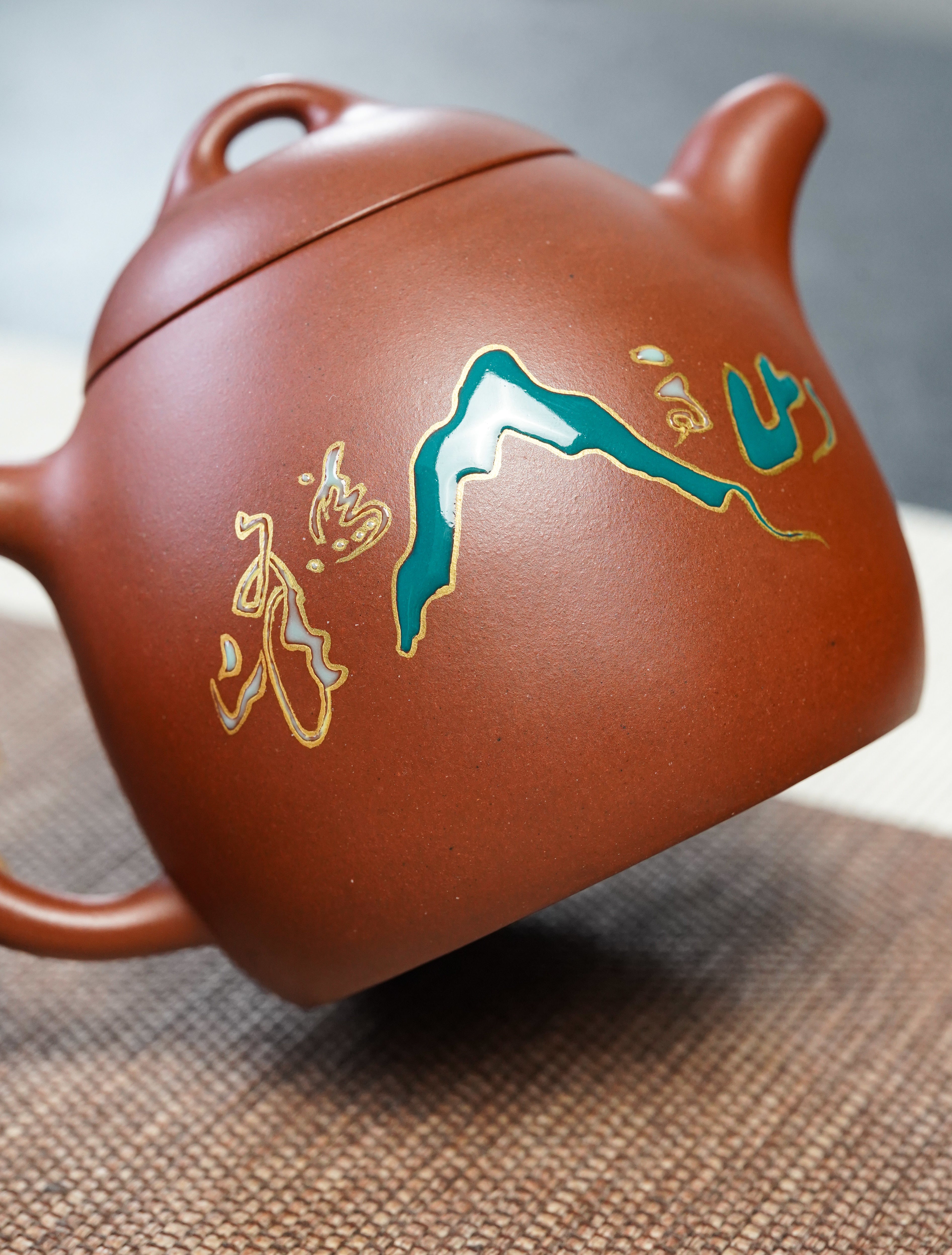宗师泰斗·何光宏宗师泰斗·何光宏极具收藏传世潜力·送礼顶流·孤品重器原矿优质底槽清·350cc