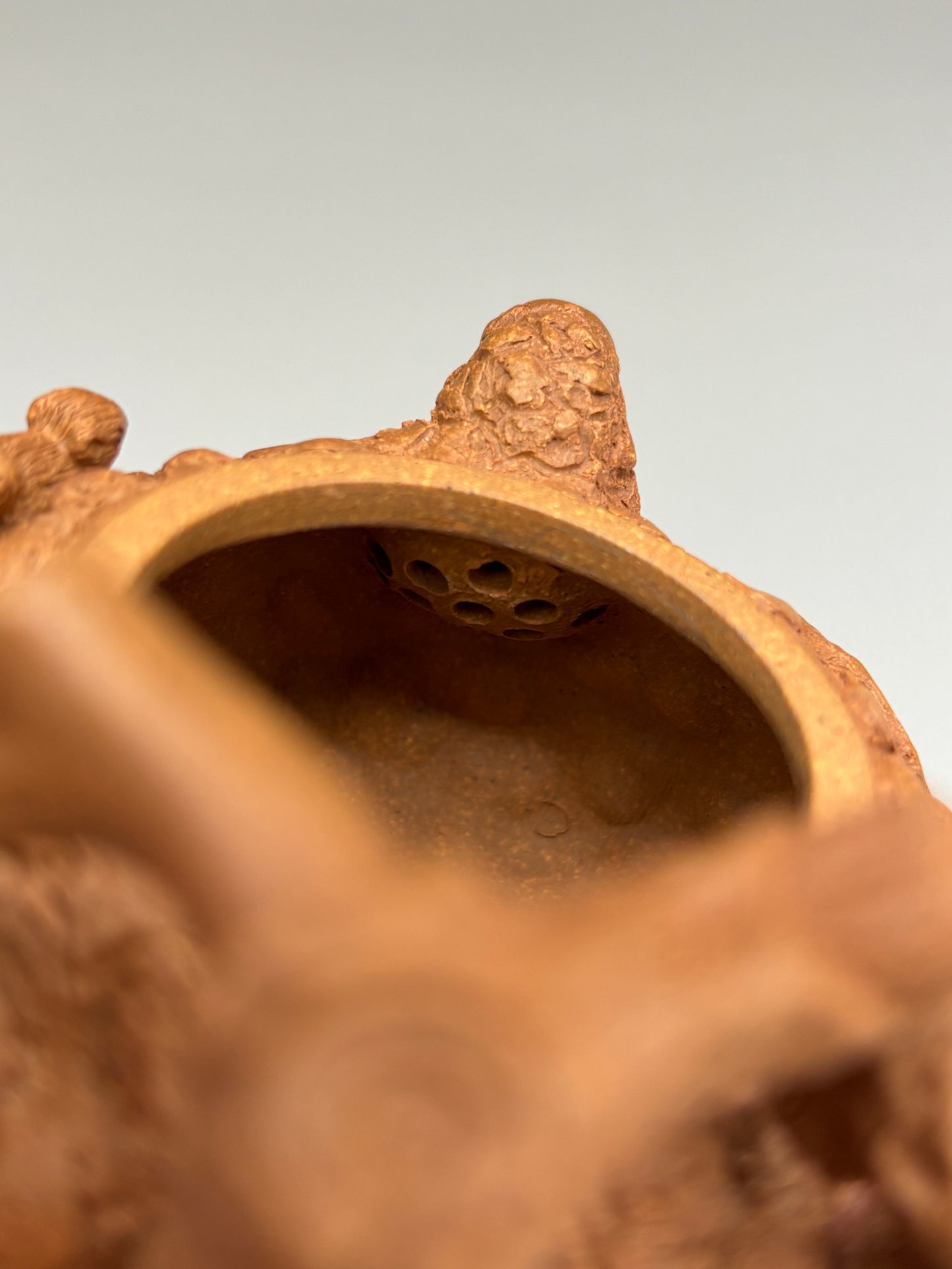 范泽锋高徒·江苏省级大师·邱爽原创【鼠来宝供春】原矿极品黄金段泥·130cc 小品