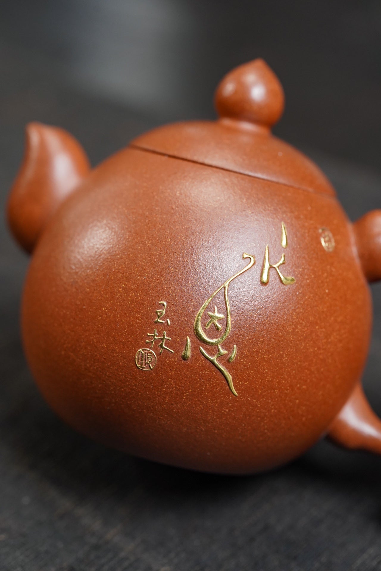 国匠泰斗·礼藏双绝｜国大师邱玉林《滴水之恩壶》原矿极品金降坡·250cc (真金限量版)