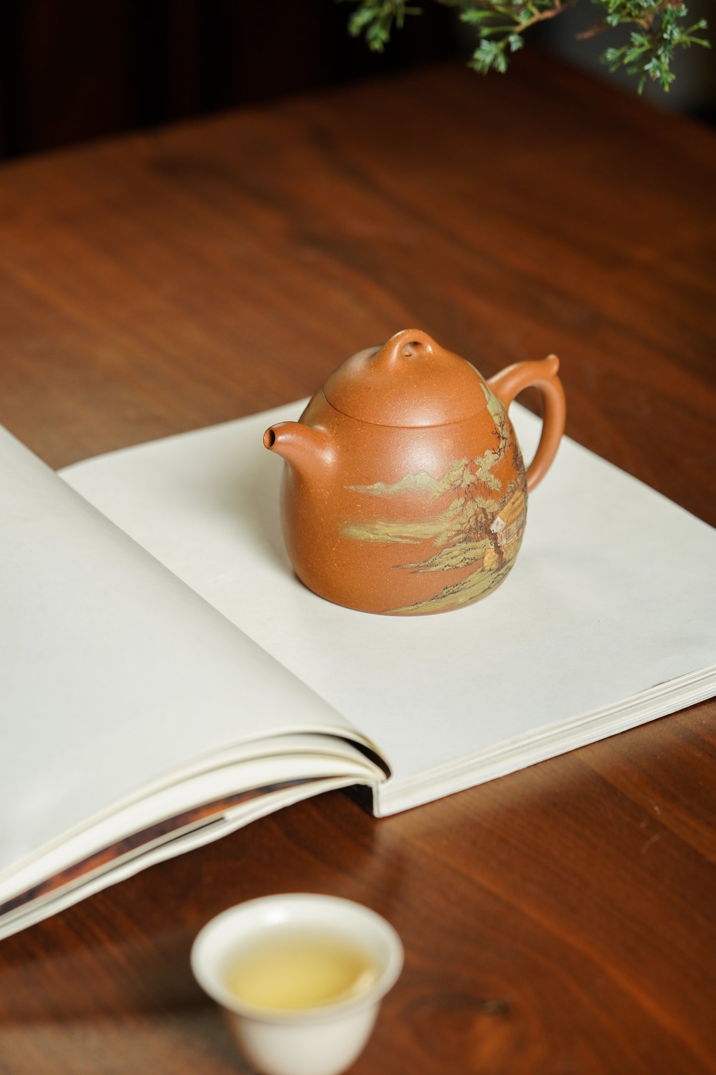 稀世典藏·紫砂孤品·正高沈更轶亲制～张志杰泥绘《秦权壶》原矿极品老段泥·300cc