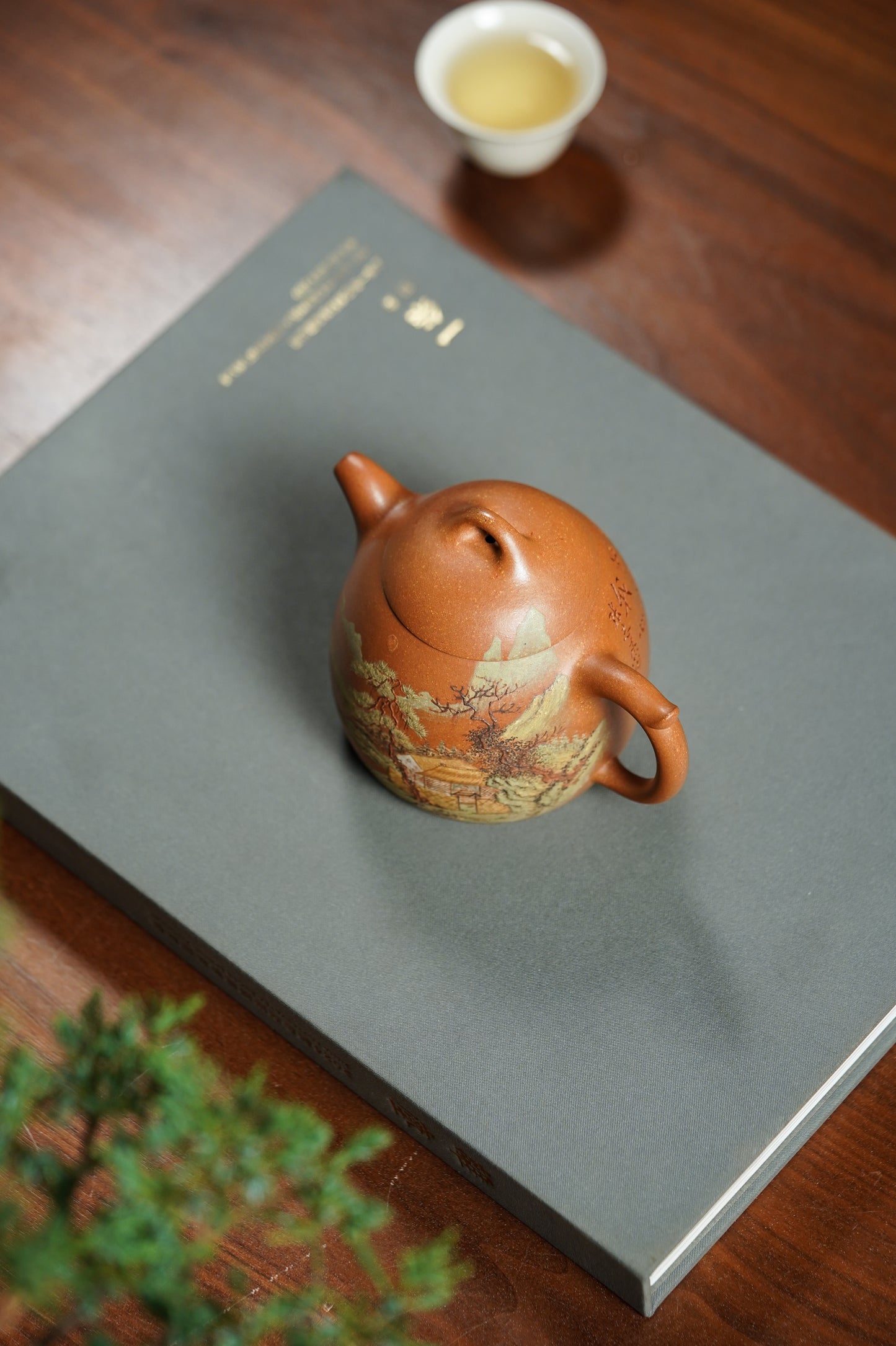 稀世典藏·紫砂孤品·正高沈更轶亲制～张志杰泥绘《秦权壶》原矿极品老段泥·300cc