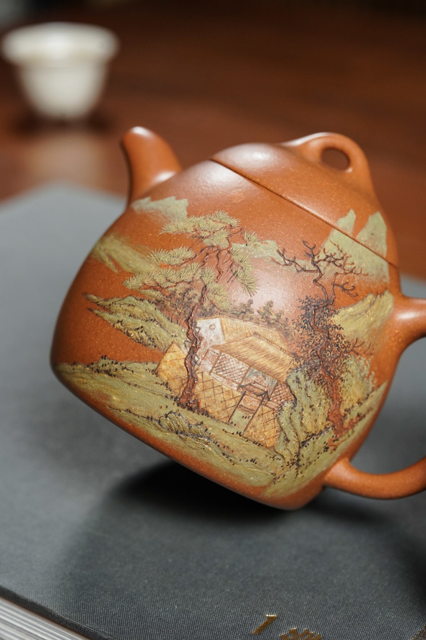 稀世典藏·紫砂孤品·正高沈更轶亲制～张志杰泥绘《秦权壶》原矿极品老段泥·300cc