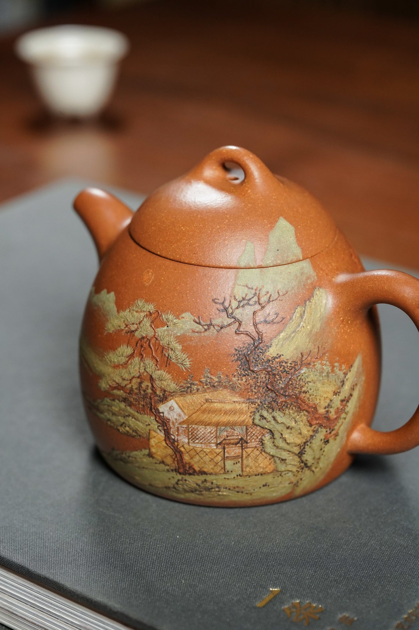 稀世典藏·紫砂孤品·正高沈更轶亲制～张志杰泥绘《秦权壶》原矿极品老段泥·300cc