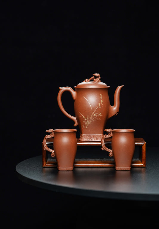 作者：储立之--芝露双承套组（顾绍培合作） 泥料：储氏赤金砂 容量：400cc