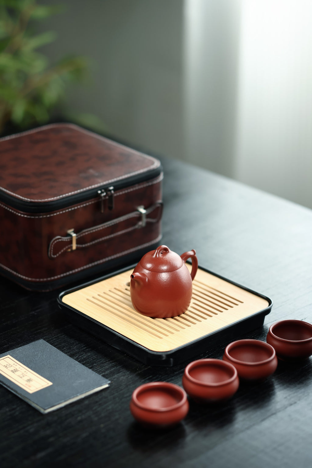 秦权旅行套组【极品粗砂朱泥·传统手制·全手工·经典传统器·200cc·9孔·实力派作品 一壶四杯加一壶承】