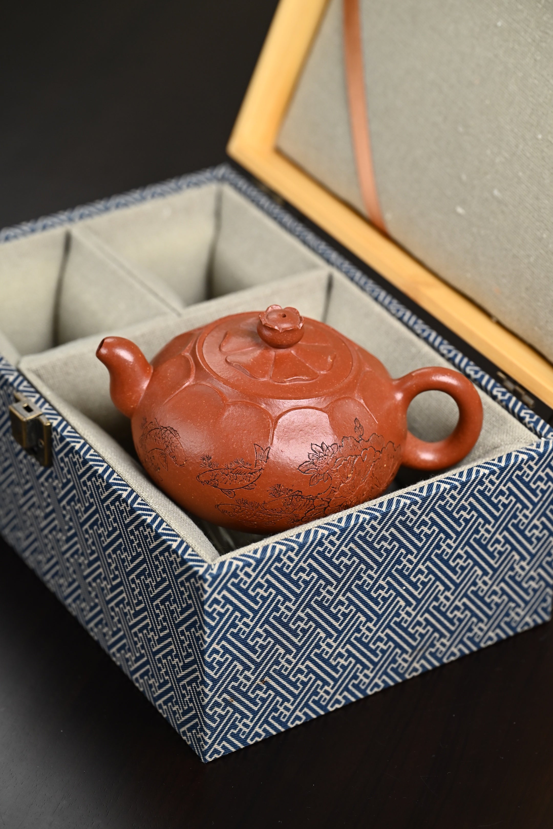 研高· 『莲韵生香』 沉香段·容量300cc·7孔出水·黄自英（研究员级高级工艺美术师）