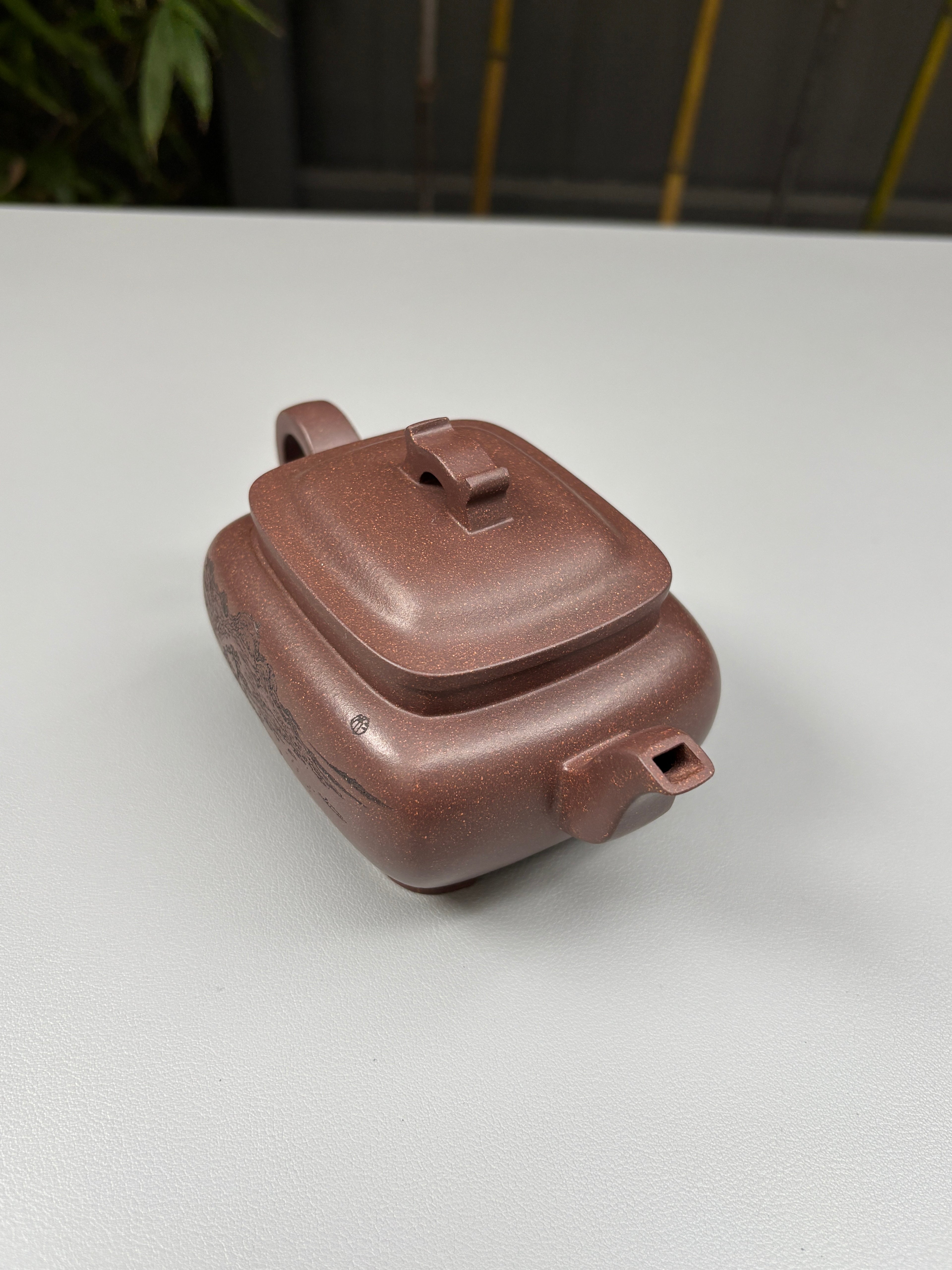 陈宏林大师重器鉴藏·紫砂界山水刻绘第一人·陈宏林精刻【枕上无忧壶】原矿极品紫玉金砂 280cc
