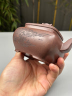 陈宏林大师重器鉴藏·紫砂界山水刻绘第一人·陈宏林精刻【枕上无忧壶】原矿极品紫玉金砂 280cc