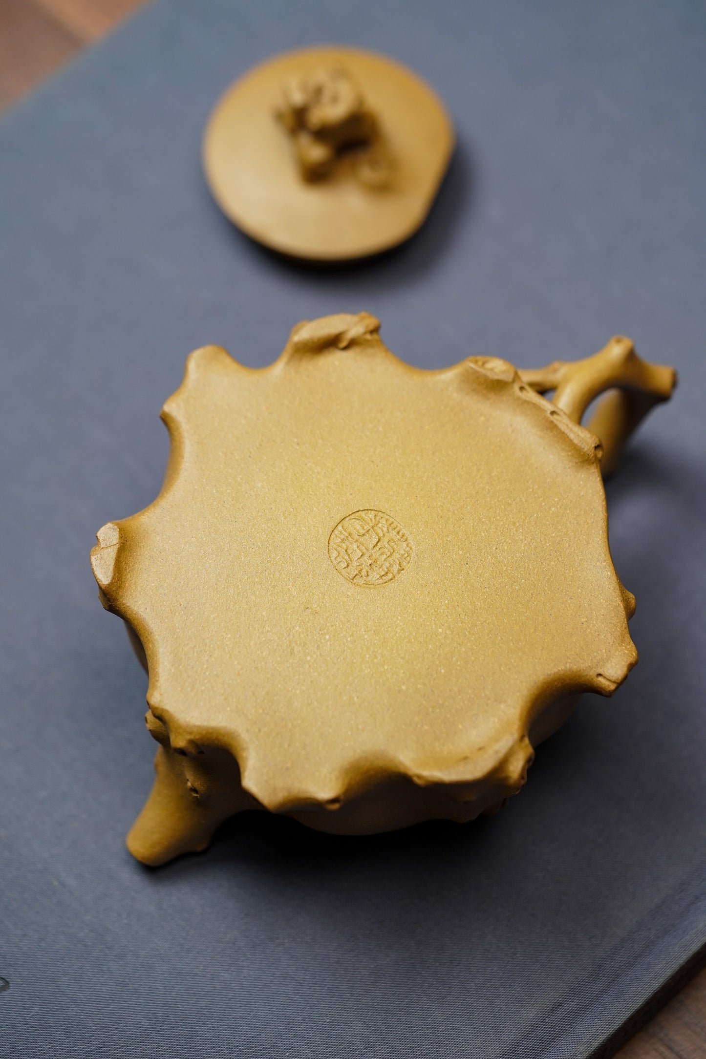 重器传承·紫砂七老花器泰斗蒋蓉唯一传人·蒋艺华制【梅桩壶】原矿极品黄金段泥 220cc