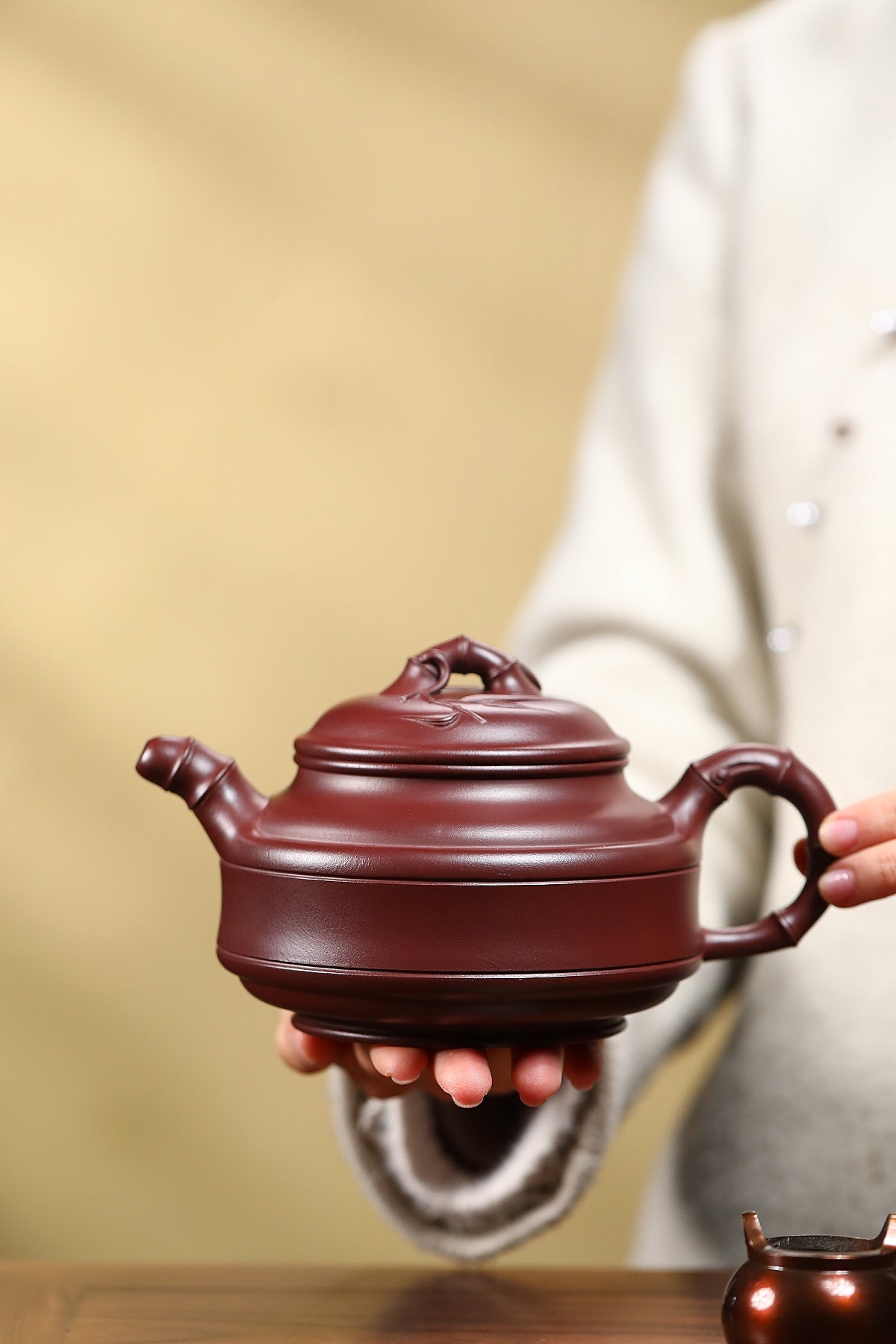 紫砂七老花器泰斗蒋蓉唯一传人蒋艺华大师佳作【双线竹鼓壶】家传原矿极品龙血砂·500cc