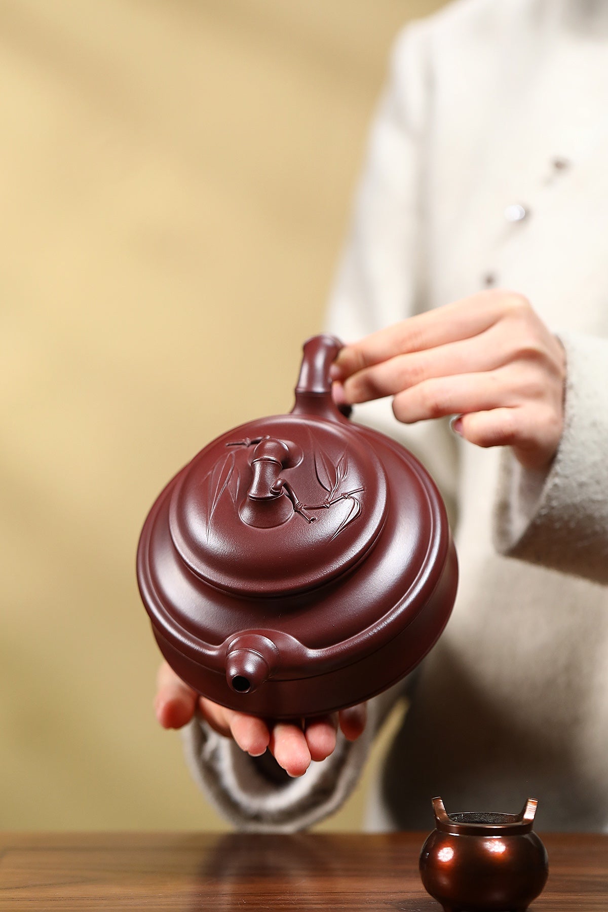 紫砂七老花器泰斗蒋蓉唯一传人蒋艺华大师佳作【双线竹鼓壶】家传原矿极品龙血砂·500cc