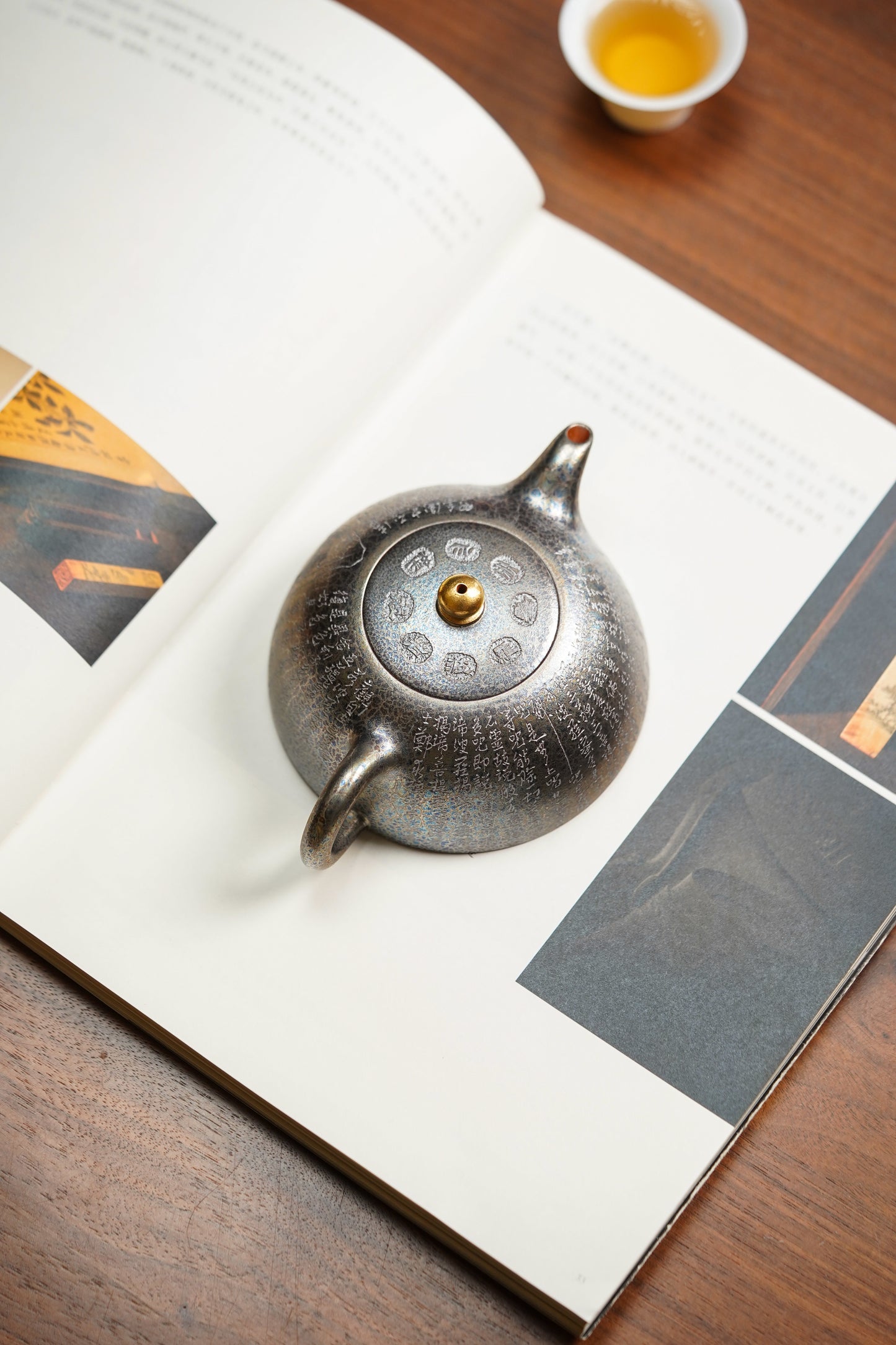 中国紫砂界心经巨匠·郑求标恭刻· 大拍9万同款+金奖+馆藏《双心经小半月壶》原矿极品朱泥·200cc