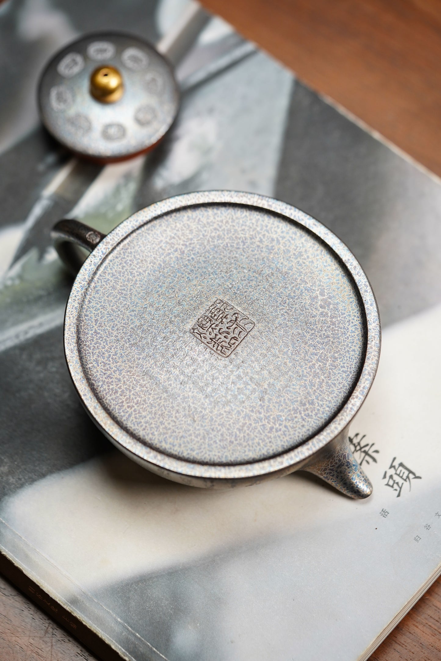 中国紫砂界心经巨匠·郑求标恭刻· 大拍9万同款+金奖+馆藏《双心经小半月壶》原矿极品朱泥·200cc