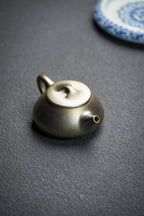 【名称】石瓢 【泥料】黄金段泥（贝壳烧）【容量】130Cc～16孔出水 【底款】范佳一