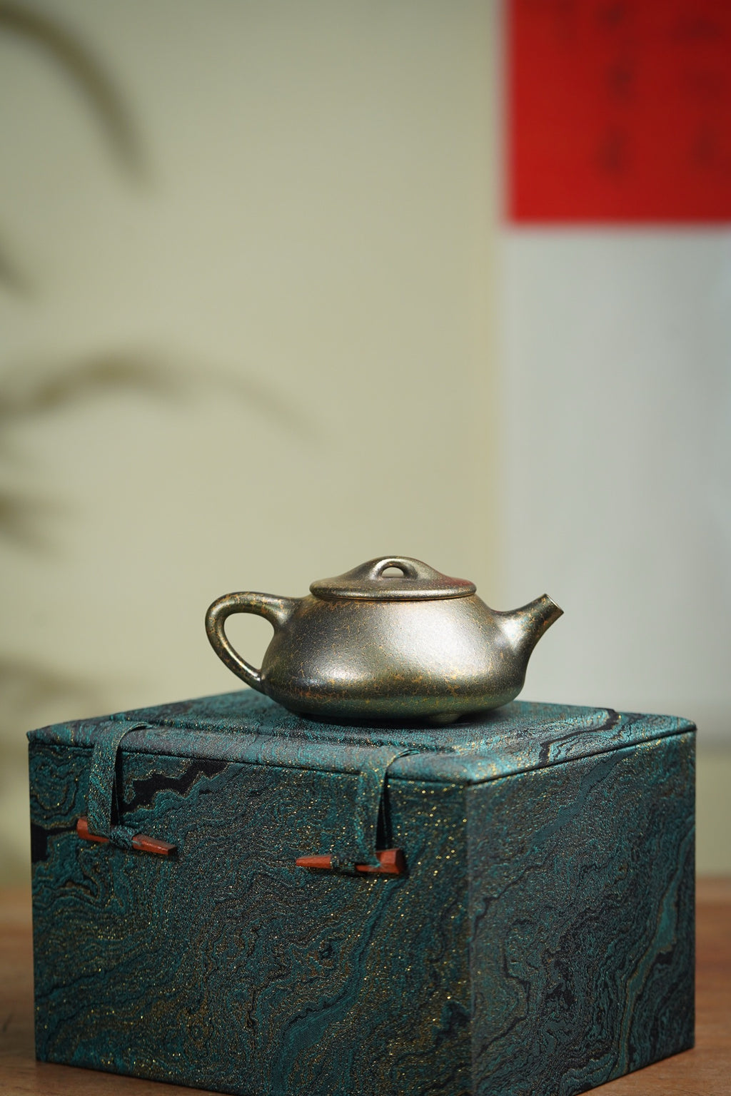 【名称】石瓢 【泥料】黄金段泥（贝壳烧）【容量】130Cc～16孔出水 【底款】范佳一