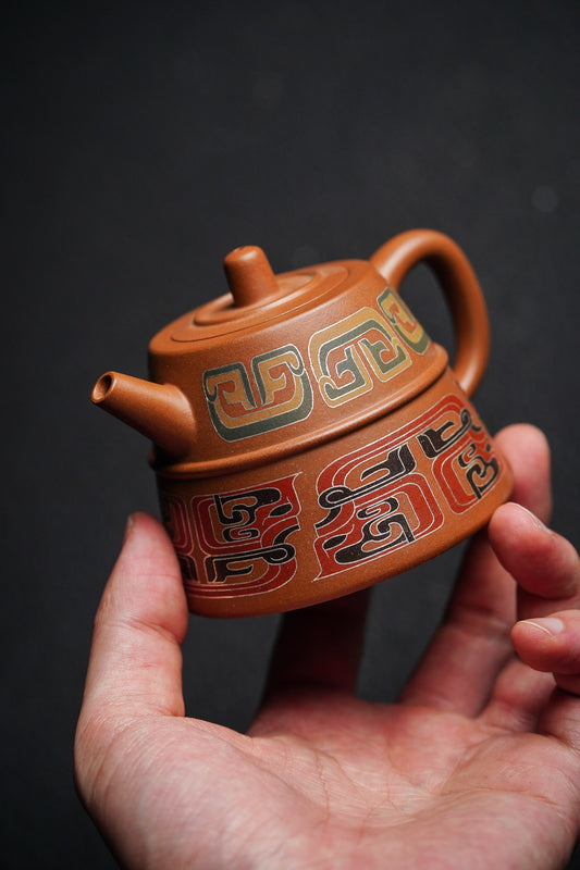 【名称】金钟 【泥料】贵妃泥 【容量】180Cc～9孔出水 【底款】范佳一