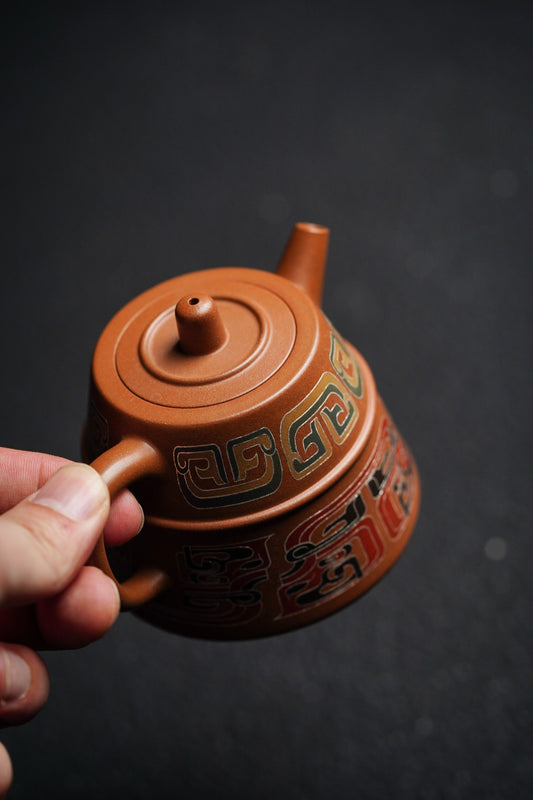 【名称】金钟 【泥料】贵妃泥 【容量】180Cc～9孔出水 【底款】范佳一