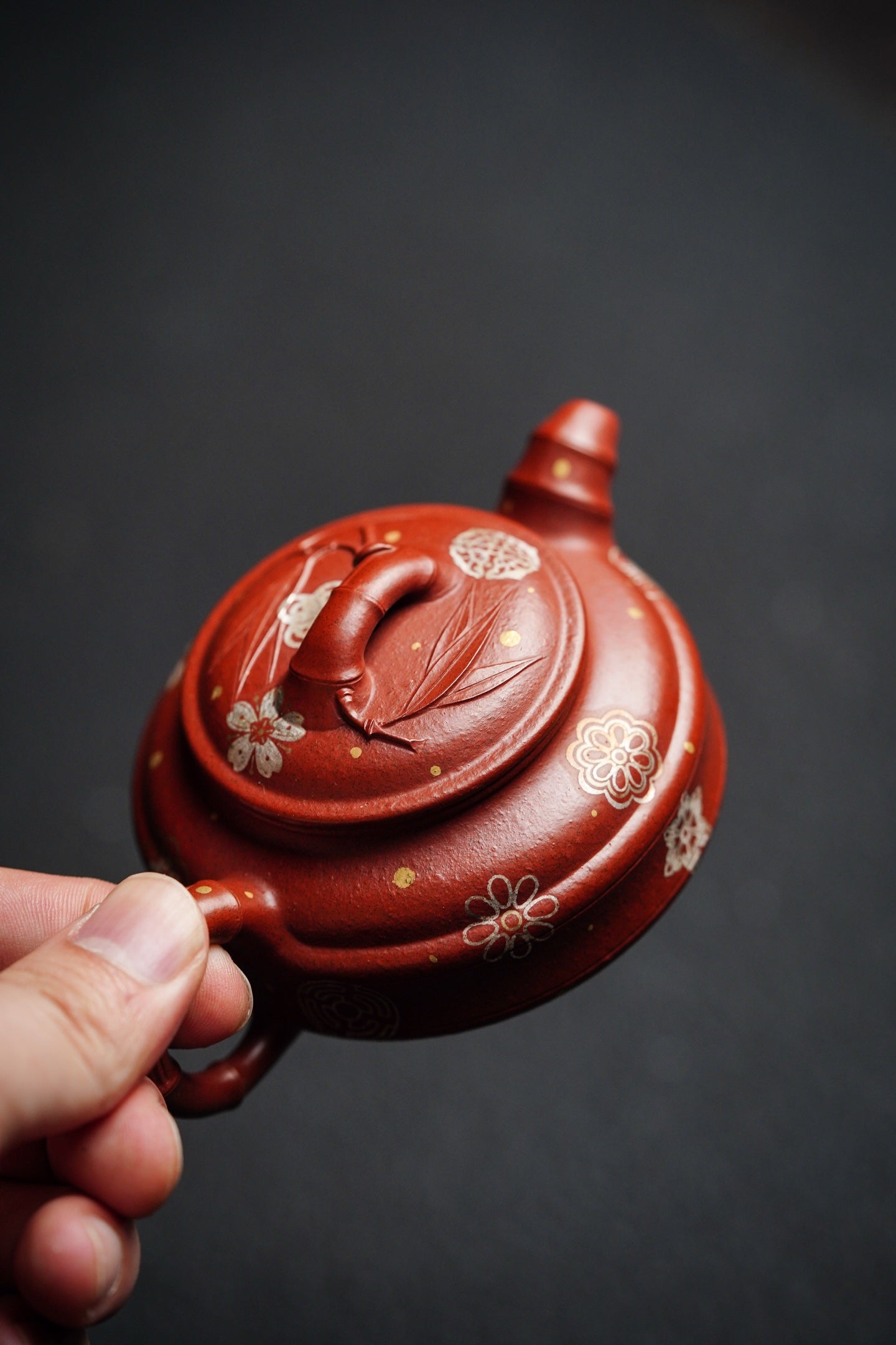 【名称】双线竹鼓 【泥料】老朱泥 【容量】130Cc～内推7孔出水 【作者】于敏
