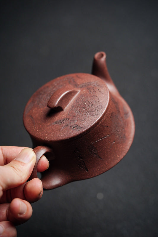 【名称】一帆风顺 【泥料】老紫泥 【容量】200Cc～14孔出水 【作者】路遥