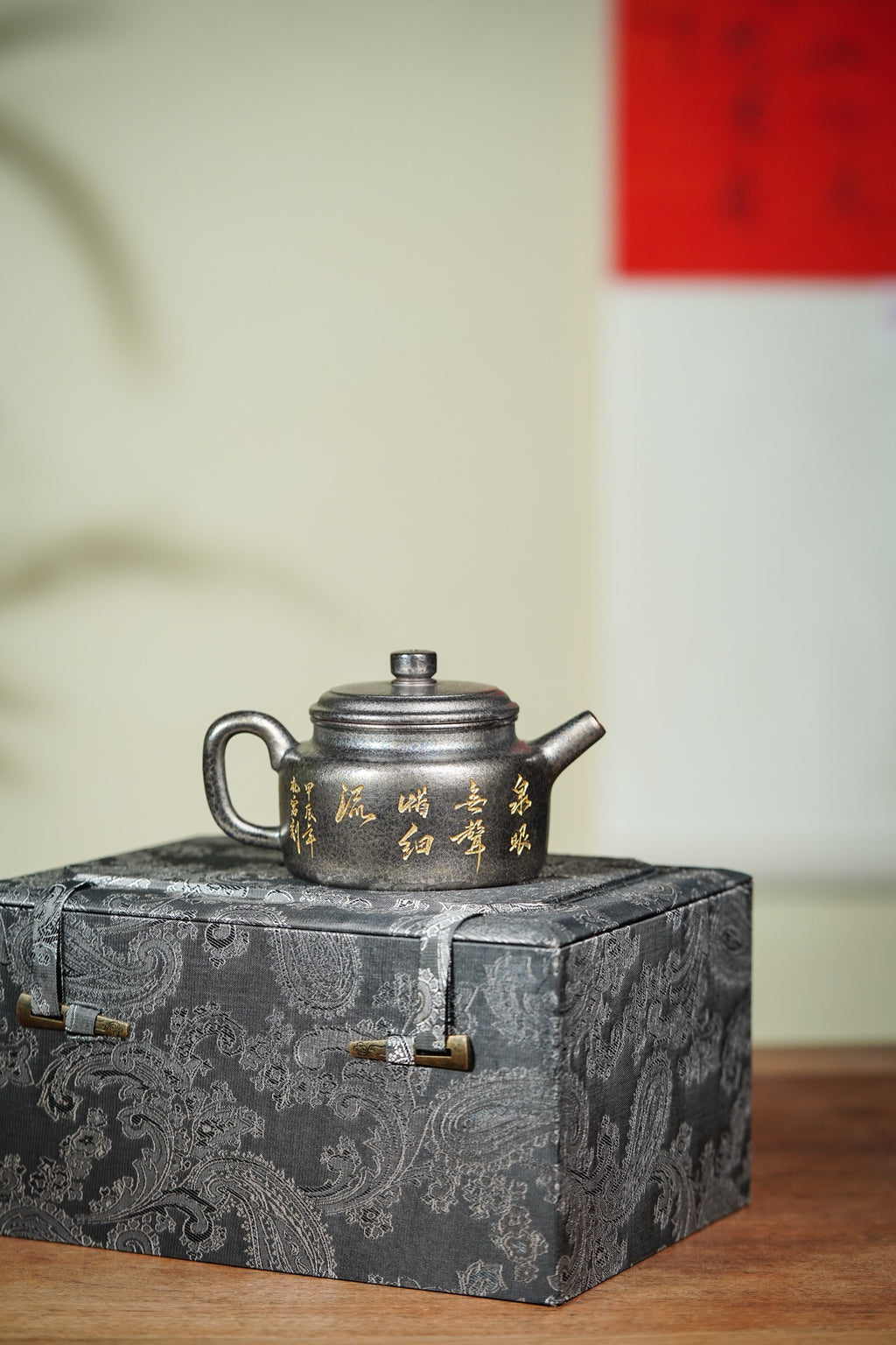 【名称】德中 【泥料】原矿朱泥（贝壳烧）【容量】160Cc～内推9孔出水 【底款】吴琳