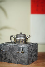 【名称】德中 【泥料】原矿朱泥（贝壳烧）【容量】160Cc～内推9孔出水 【底款】吴琳