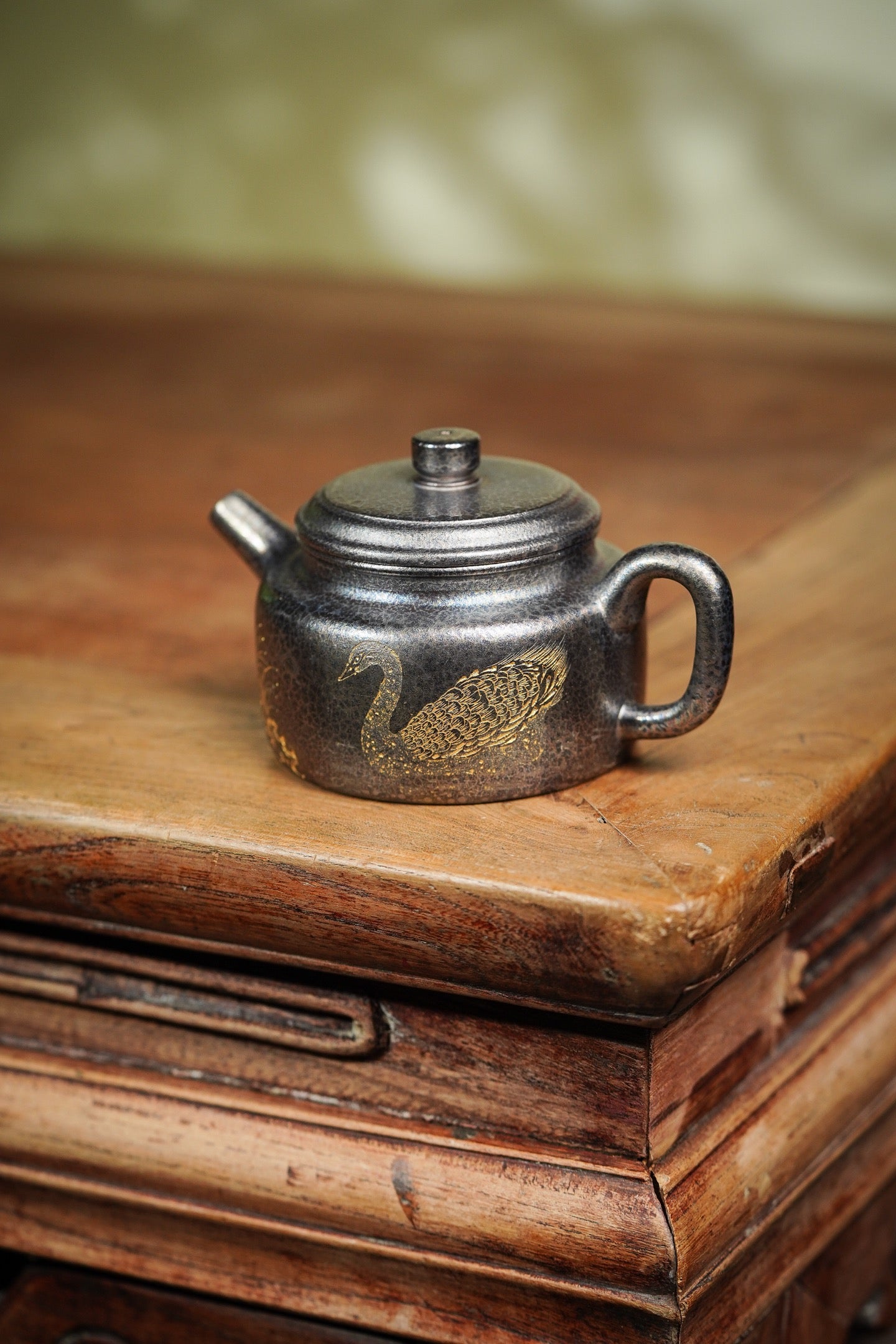 【名称】德中 【泥料】原矿朱泥（贝壳烧）【容量】160Cc～内推9孔出水 【底款】吴琳