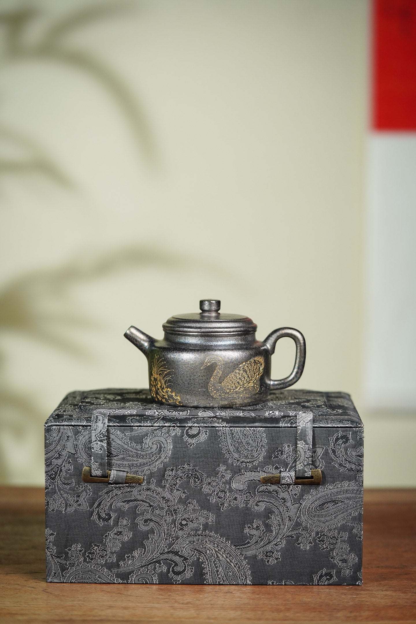 【名称】德中 【泥料】原矿朱泥（贝壳烧）【容量】160Cc～内推9孔出水 【底款】吴琳